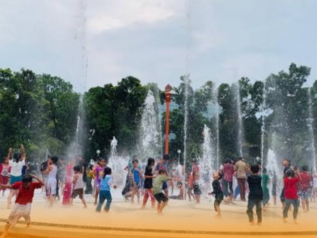 Area Air Mancur Alun-Alun Sering Kotor, DLH Kota Malang Larang Kencing dan Bawa Makanan Area Air Mancur Alun-Alun Sering Kotor, DLH Kota Malang Larang Kencing dan Bawa Makanan