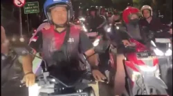 Heboh di Surabaya, Pemotor Berkaus TNI AL Gebrak Ambulans saat Lawan Arus