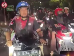 Heboh di Surabaya, Pemotor Berkaus TNI AL Gebrak Ambulans saat Lawan Arus