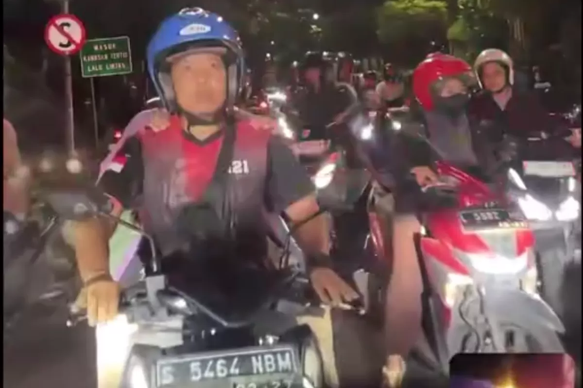 Heboh di Surabaya, Pemotor Berkaus TNI AL Gebrak Ambulans saat Lawan Arus