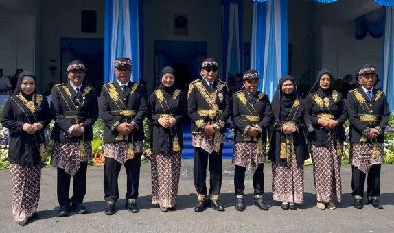 Kasta dan Memori Kolonial di Balik Mewahnya Busana Khas Kota Malang Kasta dan Memori Kolonial di Balik Mewahnya Busana Khas Kota Malang