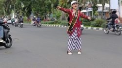 Peluit Sukarni: Kebaya, Debu Jalanan, dan Nyala Kartini di Malang