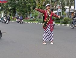 Peluit Sukarni: Kebaya, Debu Jalanan, dan Nyala Kartini di Malang