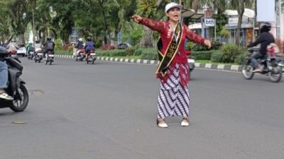 Peluit Sukarni: Kebaya, Debu Jalanan, dan Nyala Kartini di Malang