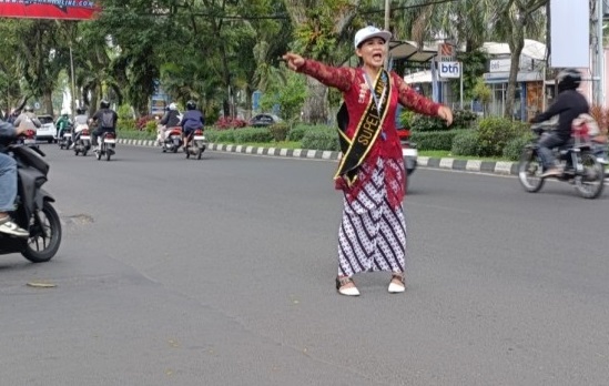 Peluit Sukarni: Kebaya, Debu Jalanan, dan Nyala Kartini di Malang