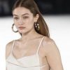 Gelapnya Bayang Epstein: Gigi Hadid Muak Namanya Terseret Dokumen