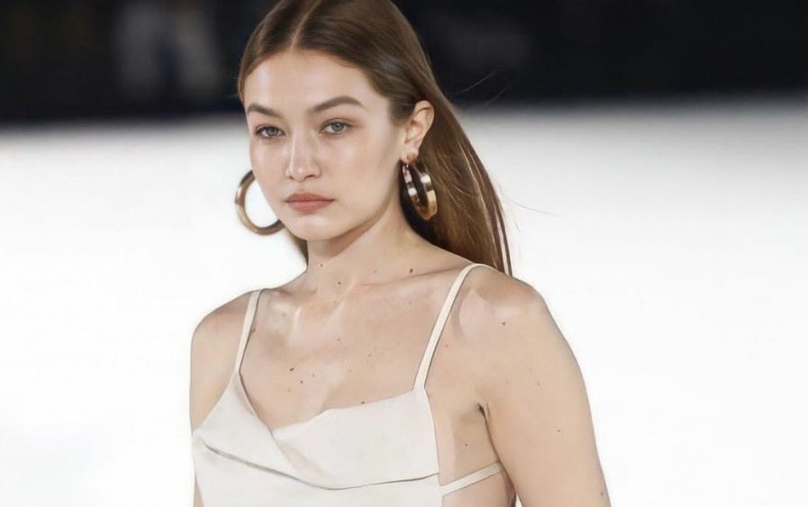 Gelapnya Bayang Epstein: Gigi Hadid Muak Namanya Terseret Dokumen