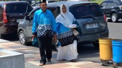 Pasutri Penjual Kerupuk Keliling Menabung Belasan Tahun, Kini Mampu Berangkat Haji