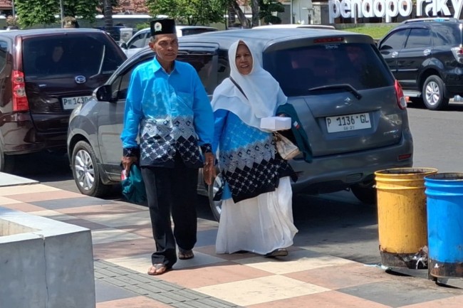 Pasutri Penjual Kerupuk Keliling Menabung Belasan Tahun, Kini Mampu Berangkat Haji