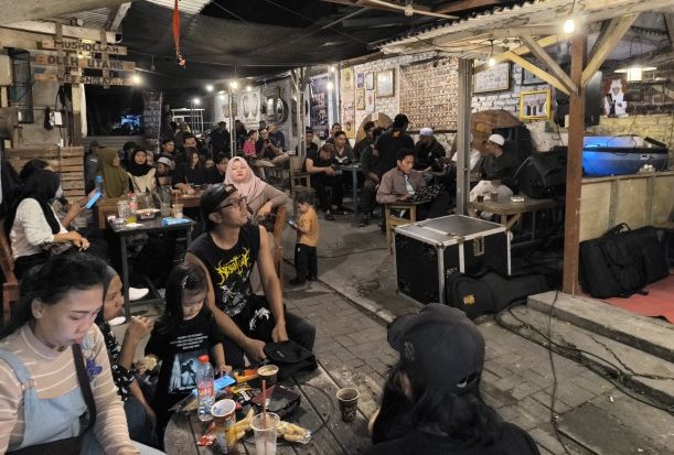 Simfoni Hitam di Atas Sajadah: Kala Komunitas Gothic Metal Surabaya Mengaji Simfoni Hitam di Atas Sajadah: Kala Komunitas Gothic Metal Surabaya Mengaji