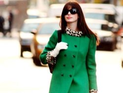 Nostalgia Ikonik: Anne Hathaway Pakai Mantel Andy Sachs Usai 20 Tahun
