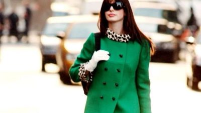 Nostalgia Ikonik: Anne Hathaway Pakai Mantel Andy Sachs Usai 20 Tahun
