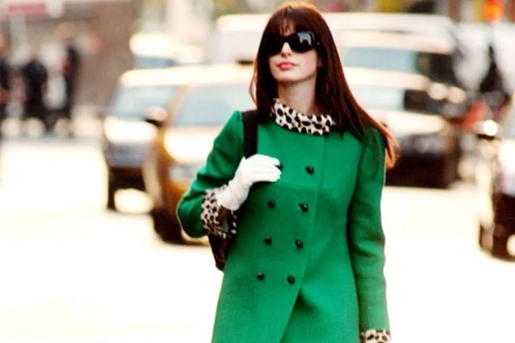 Nostalgia Ikonik: Anne Hathaway Pakai Mantel Andy Sachs Usai 20 Tahun