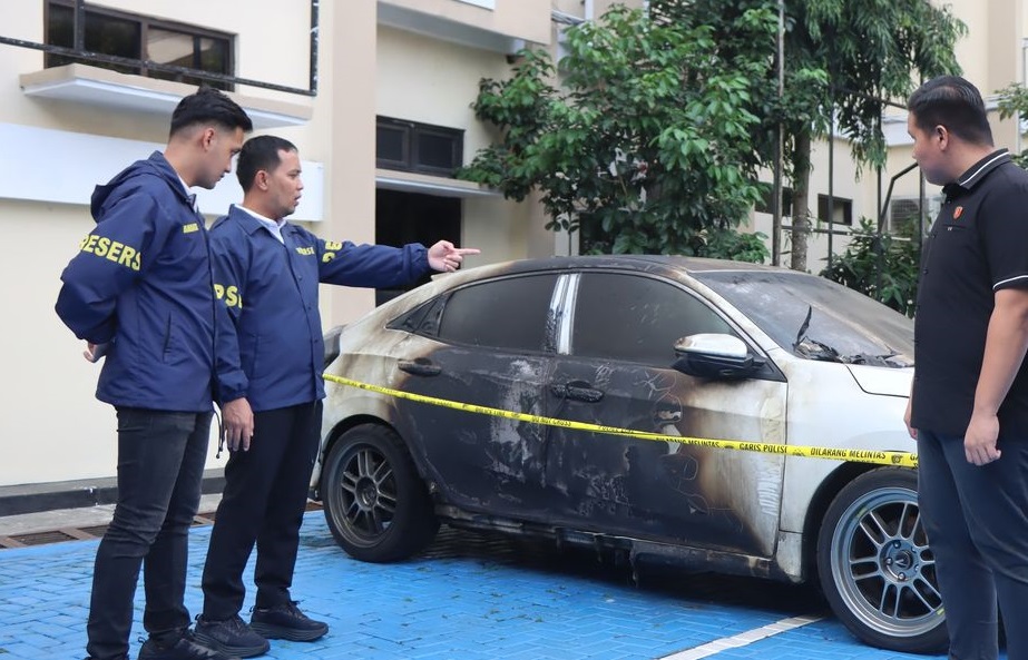 Dendam Sopir dan Konten Kemewahan: Ketika Mobil Istri Kades Hoho Dibakar Dendam Sopir dan Konten Kemewahan: Ketika Mobil Istri Kades Hoho Dibakar