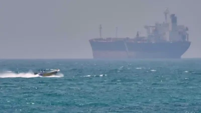Tiga Tanker Raksasa Dilaporkan Lolos Lewati Selat Hormuz, Ini Taktik yang Dipakai