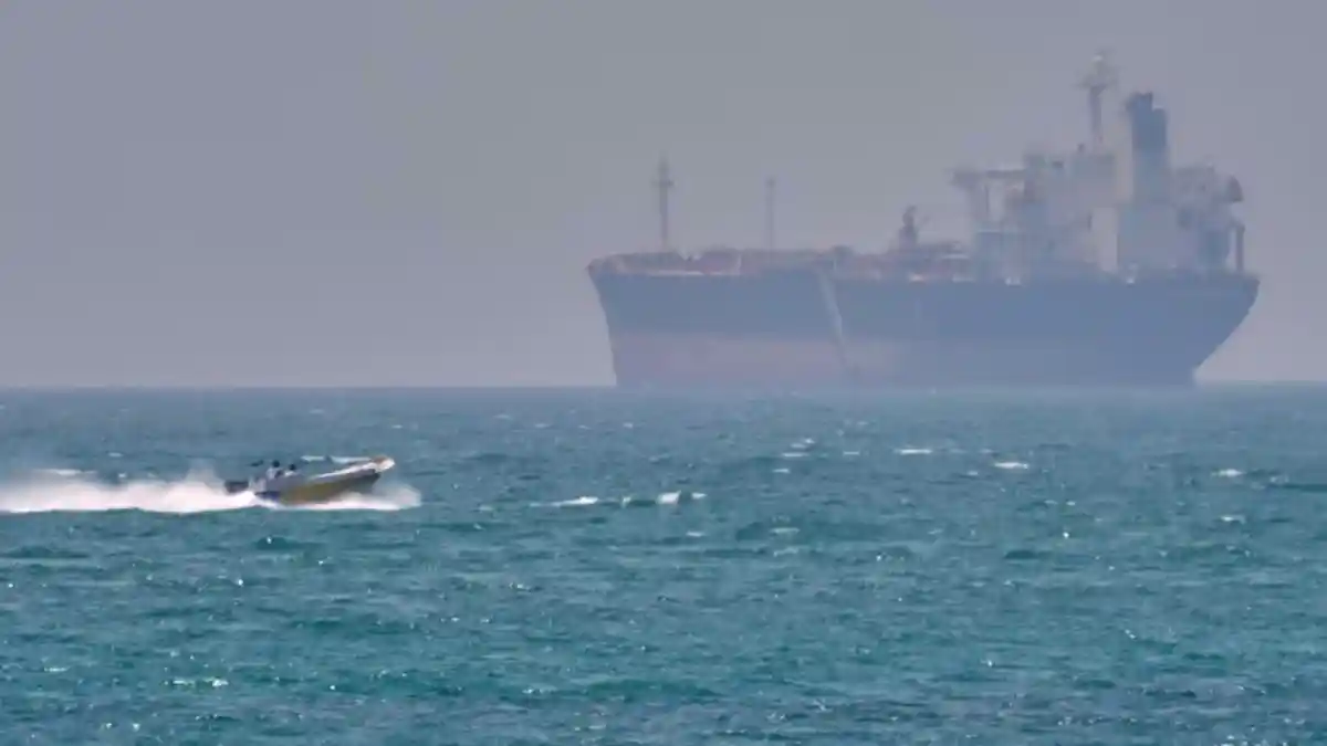 Tiga Tanker Raksasa Dilaporkan Lolos Lewati Selat Hormuz, Ini Taktik yang Dipakai