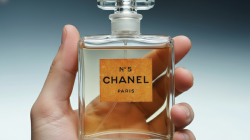 Abad Kejayaan Chanel No. 5: Kisah Keajaiban Aldehida dan Obsesi Coco