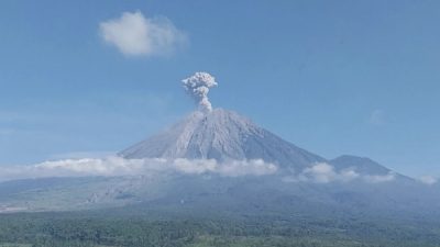 Semeru 4 Kali Erupsi Pagi Ini, Lontaran Abu Vulkanik Capai 1.000 Meter