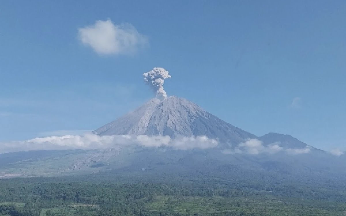 Semeru 4 Kali Erupsi Pagi Ini, Lontaran Abu Vulkanik Capai 1.000 Meter