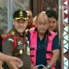 Eks Kepala BGN Dadan Hindayana Digiring Keluar Kejagung dengan Rompi Tahanan