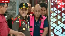 Eks Kepala BGN Dadan Hindayana Digiring Keluar Kejagung dengan Rompi Tahanan