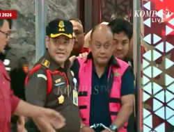 Eks Kepala BGN Dadan Hindayana Digiring Keluar Kejagung dengan Rompi Tahanan