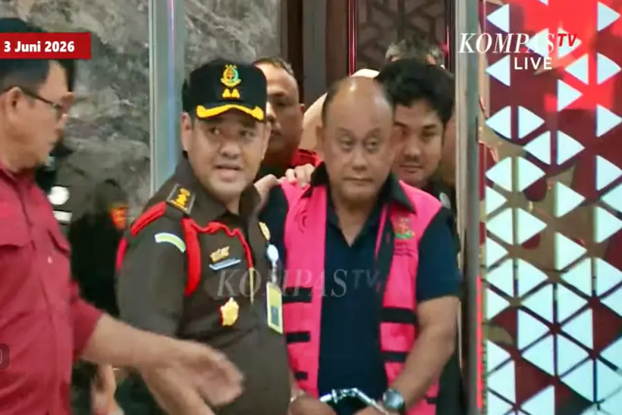 Eks Kepala BGN Dadan Hindayana Digiring Keluar Kejagung dengan Rompi Tahanan