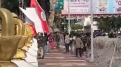 Demo #IndonesiaSekarat di Grahadi Berujung Ricuh, Polisi Bubarkan Massa