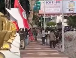 Demo #IndonesiaSekarat di Grahadi Berujung Ricuh, Polisi Bubarkan Massa