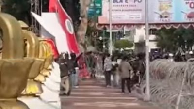 Demo #IndonesiaSekarat di Grahadi Berujung Ricuh, Polisi Bubarkan Massa