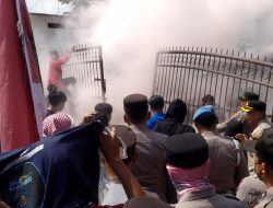 Demo Tolak MBG-KDMP di Blitar Memanas, Mahasiswa dan Polisi Bersitegang