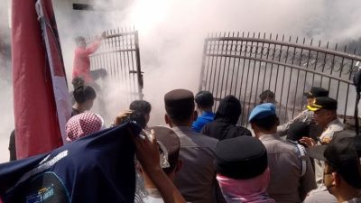 Demo Tolak MBG-KDMP di Blitar Memanas, Mahasiswa dan Polisi Bersitegang
