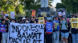 Massa Rakyat Surabaya Menggugat Desak Prabowo-Gibran Mundur