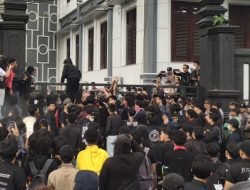 Demo Mahasiswa Malang Pertanyakan Efektivitas Program MBG