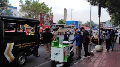 Satpol PP Sita Puluhan Lapak PKL Liar di Alun-Alun Batu