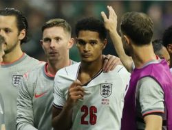 Anggota Parlemen Inggris Tiru Trump, Minta FIFA Batalkan Kartu Merah Quansah