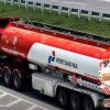 Pertamina Pecat Sopir Mobil Tangki yang Viral Merokok di Jalan
