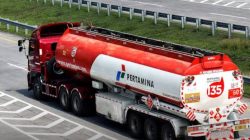 Pertamina Pecat Sopir Mobil Tangki yang Viral Merokok di Jalan