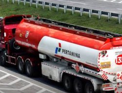 Pertamina Pecat Sopir Mobil Tangki yang Viral Merokok di Jalan