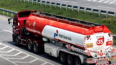 Pertamina Pecat Sopir Mobil Tangki yang Viral Merokok di Jalan