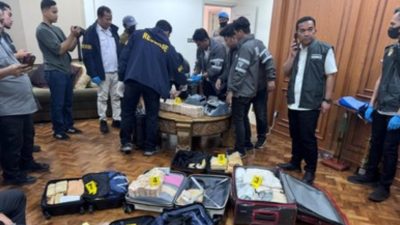 Polisi Sita Emas 74 Kg dan Uang Rp476 Miliar dari Brankas Tersembunyi di Sentul