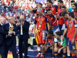 Trump Ikut Serahkan Trofi Juara, Sorakan Cemooh Menggema di Stadion