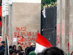 Ketegangan Pecah di Demo DPR, Empat Massa Diklaim Dibawa Polisi