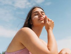 Oles Ulang Sunscreen Tak Selalu Harus Cuci Muka, Dokter Ungkap Kondisi yang Perlu Diperhatikan