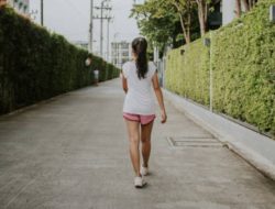 Jalan Kaki 75 Menit Per Pekan Bisa Bantu Kurangi Lemak Perut, Ini Caranya