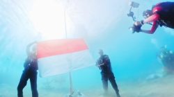 81 Penyelam Kibarkan Merah Putih di Dasar Laut Pasir Putih Situbondo