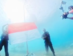81 Penyelam Kibarkan Merah Putih di Dasar Laut Pasir Putih Situbondo