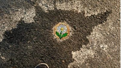 Ada Mosaik di Lubang Jalan Kota Malang, Limbah Kaca Disulap Jadi Seni Jalanan