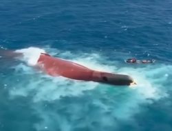TNI AL Turunkan 5 KRI dan Pesawat Cari Korban Kapal Terbalik di Laut Jawa