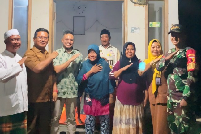 Nenek Saimah (tengah), bisa kembali berkumpul dengan keluarganya di Kecamatan Asembagus, Situbondo. (dok camat asembagus)